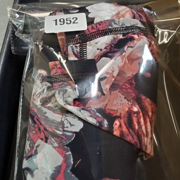 Victoria Sport Leggings Floral Knockout Medium - Picture 9 of 9